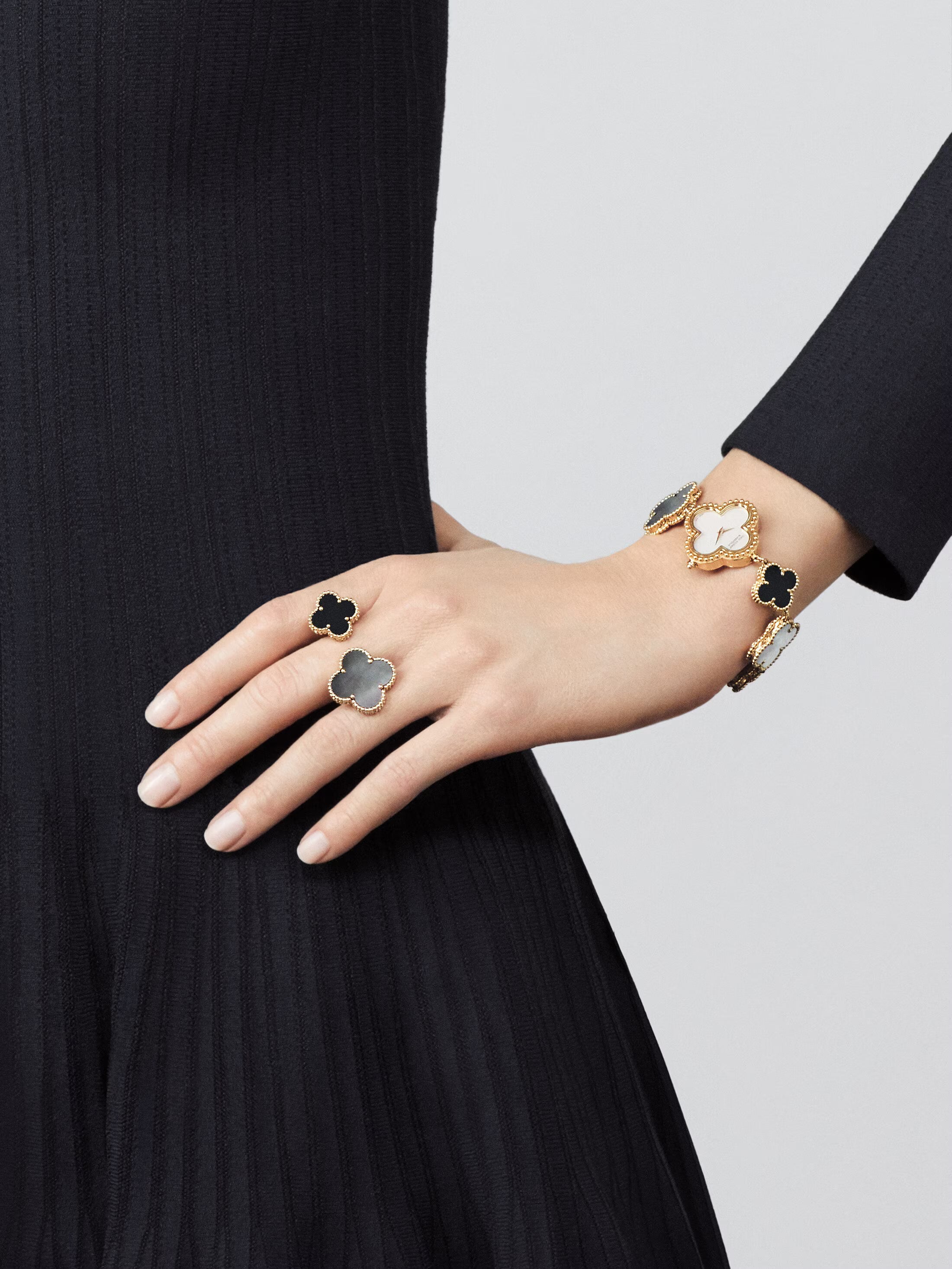 Van Cleef & Arpels Magic Alhambra Between The Finger Ring , Mother Of Pearl , Onyx