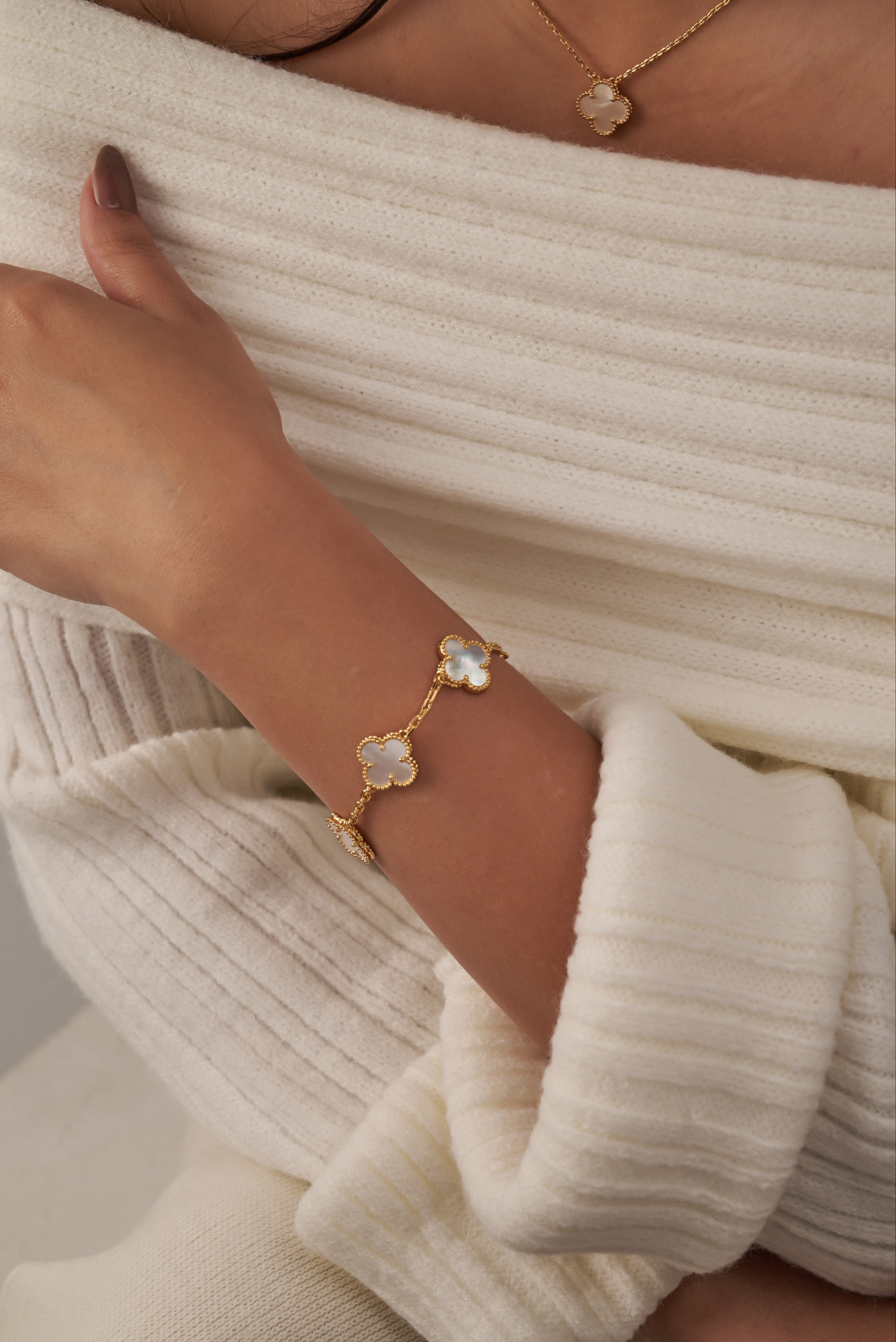 Vanclef & Arpels Sweet Alhambra set ( Yellow Gold , Mother of pearl )