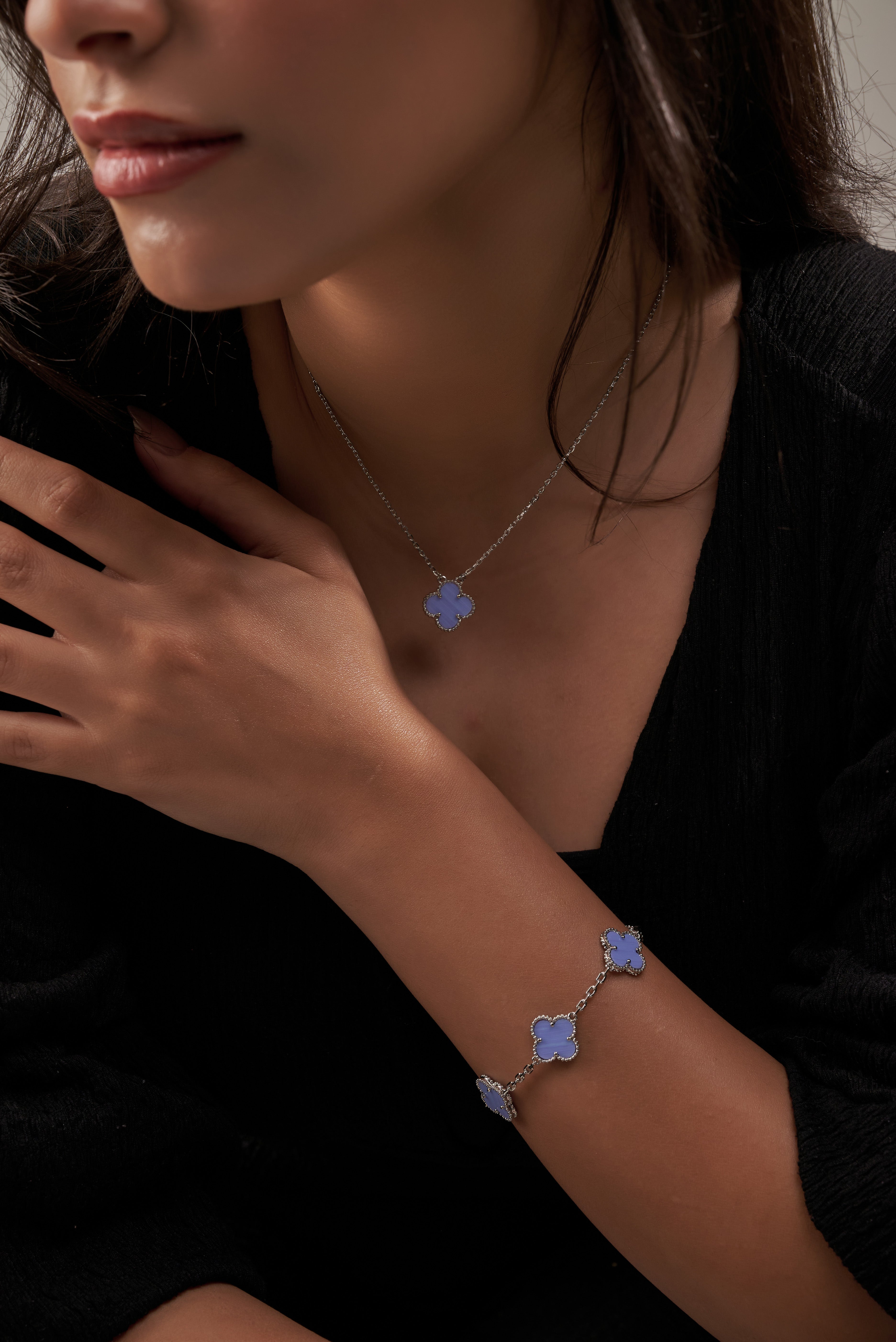 Vanclef & Arpels Vintage Alhambra full set : Necklace , Bracelet ( Silver , chalcedony )