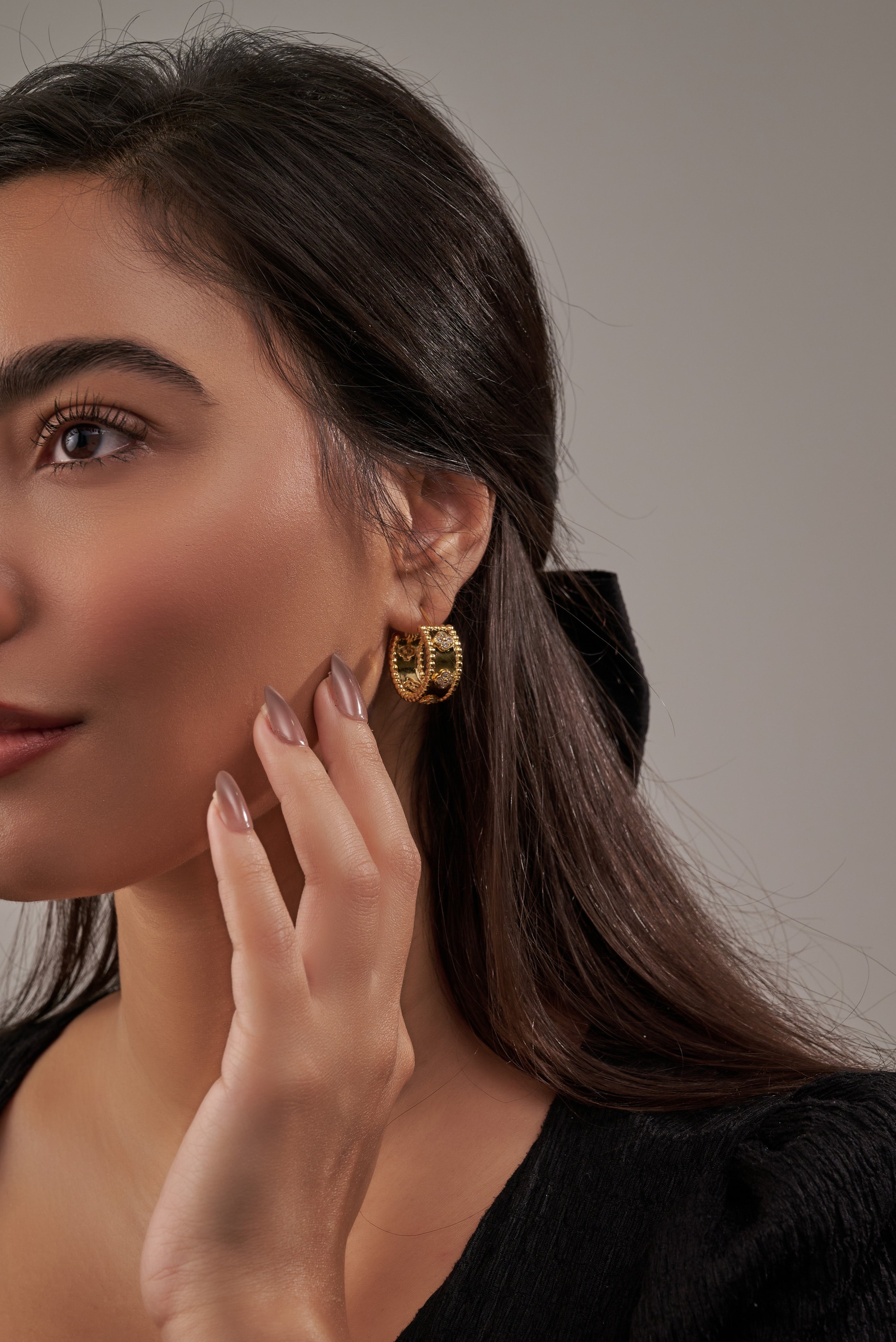 Vanclef & Arpels Earings ( Yellow gold , diamonds )