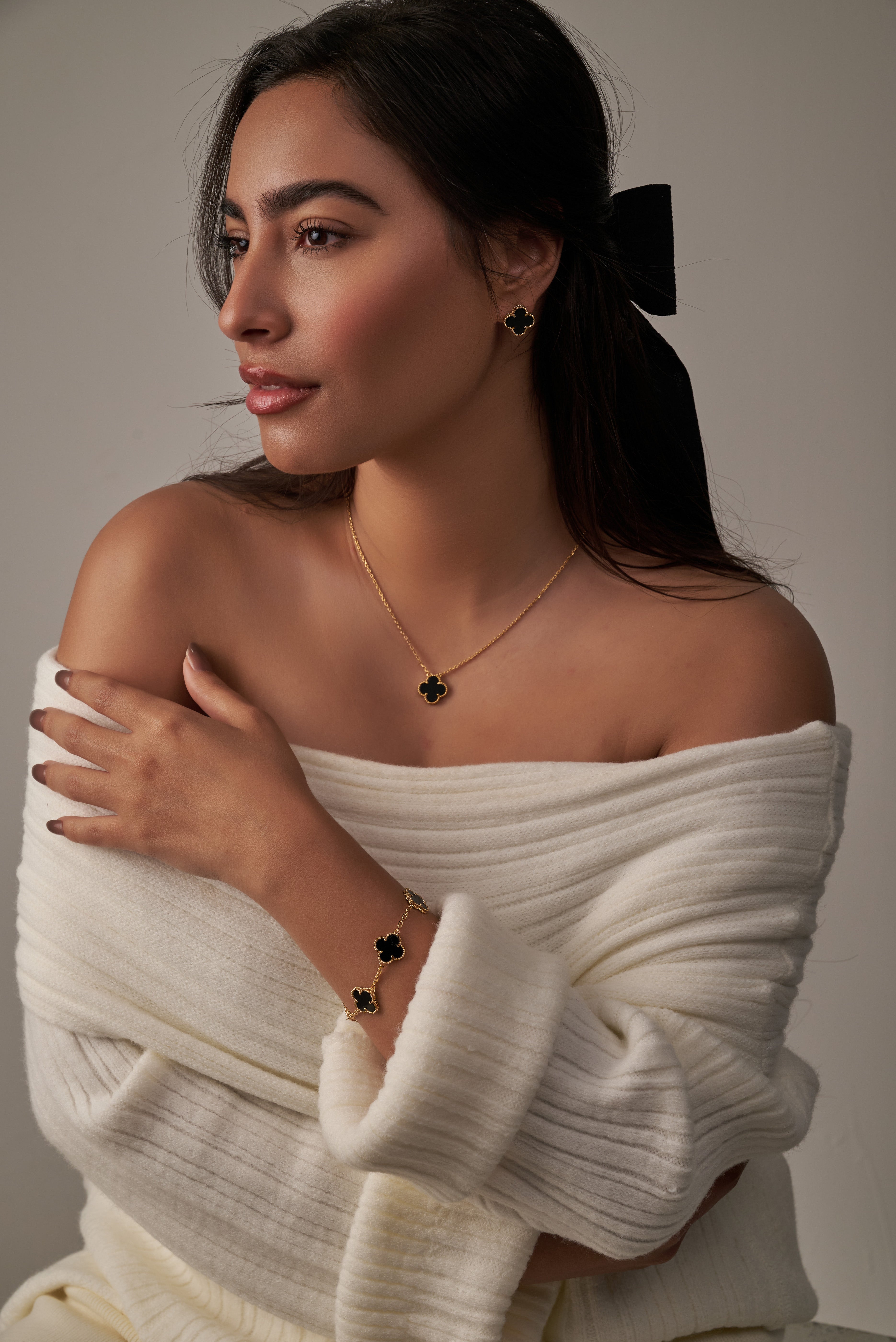 Vanclef & Arpels Vintage Alhambra Set : Earing , Bracelet , Necklace ( Yellow gold , Onyx )
