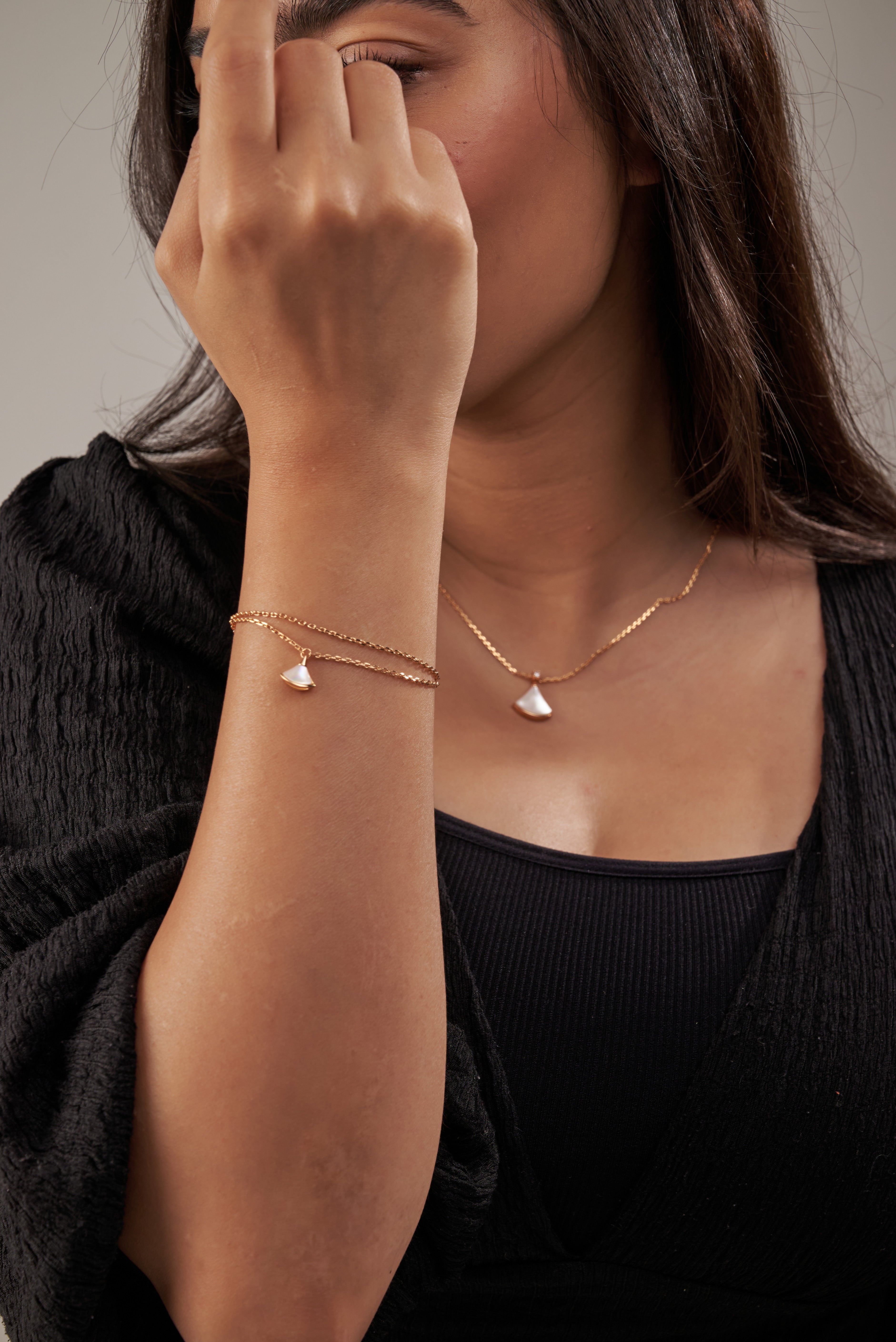 Bvlgari Diva Full Set : Necklace , Bracelet ( Rose gold , Mother of pearl )