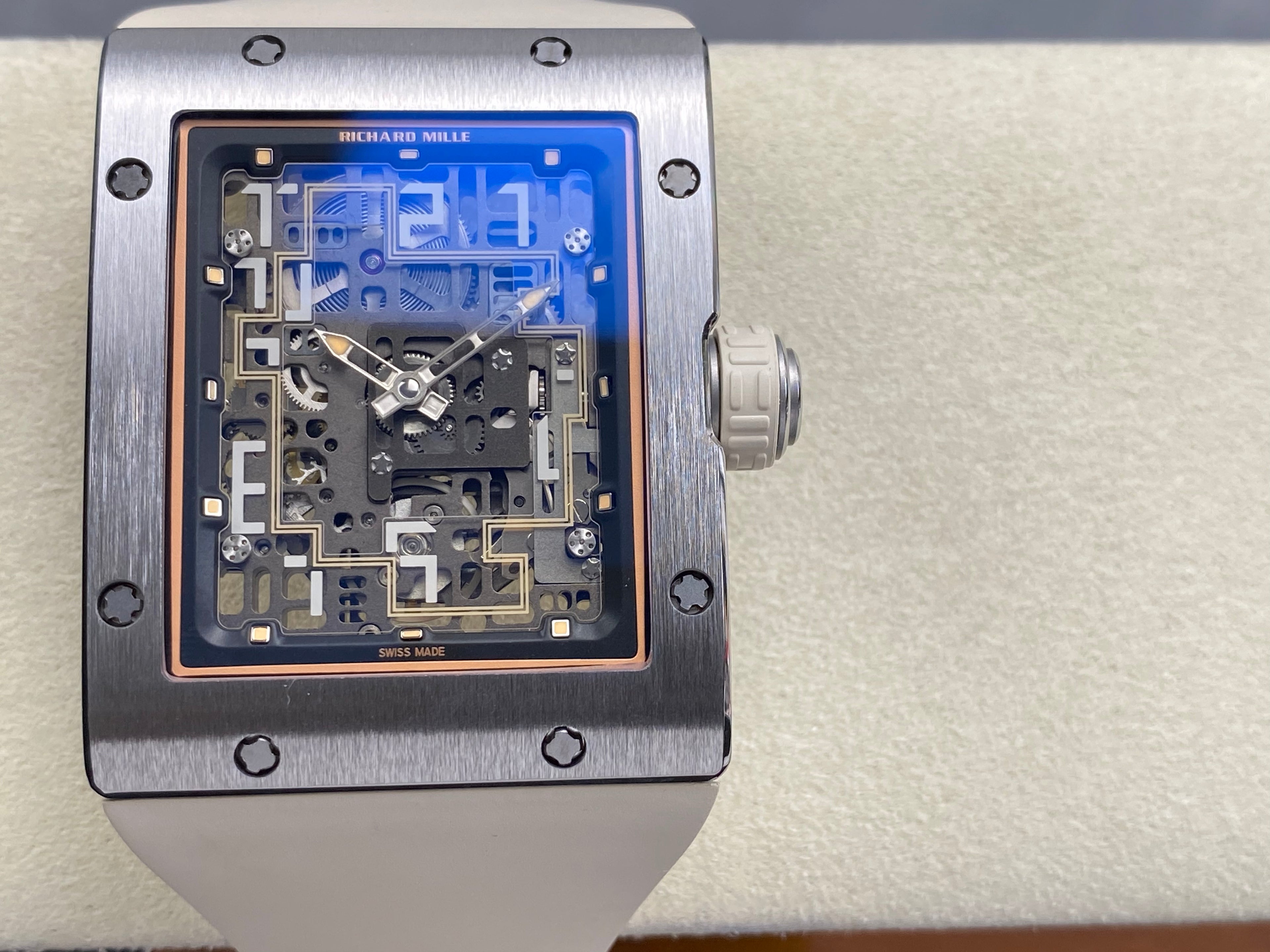 RM 16-02 Titanium x Ivory White