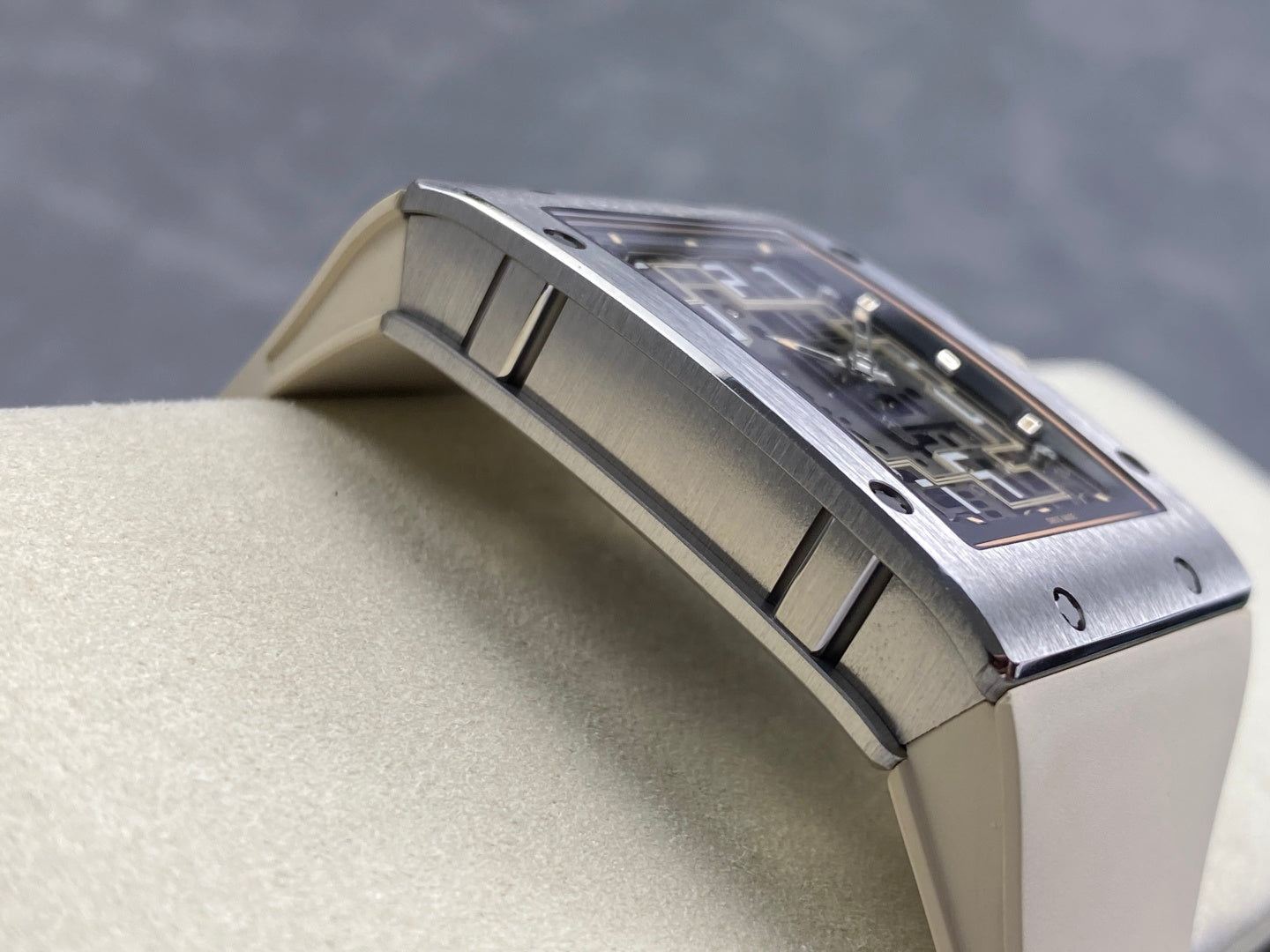 RM 16-02 Titanium x Ivory White