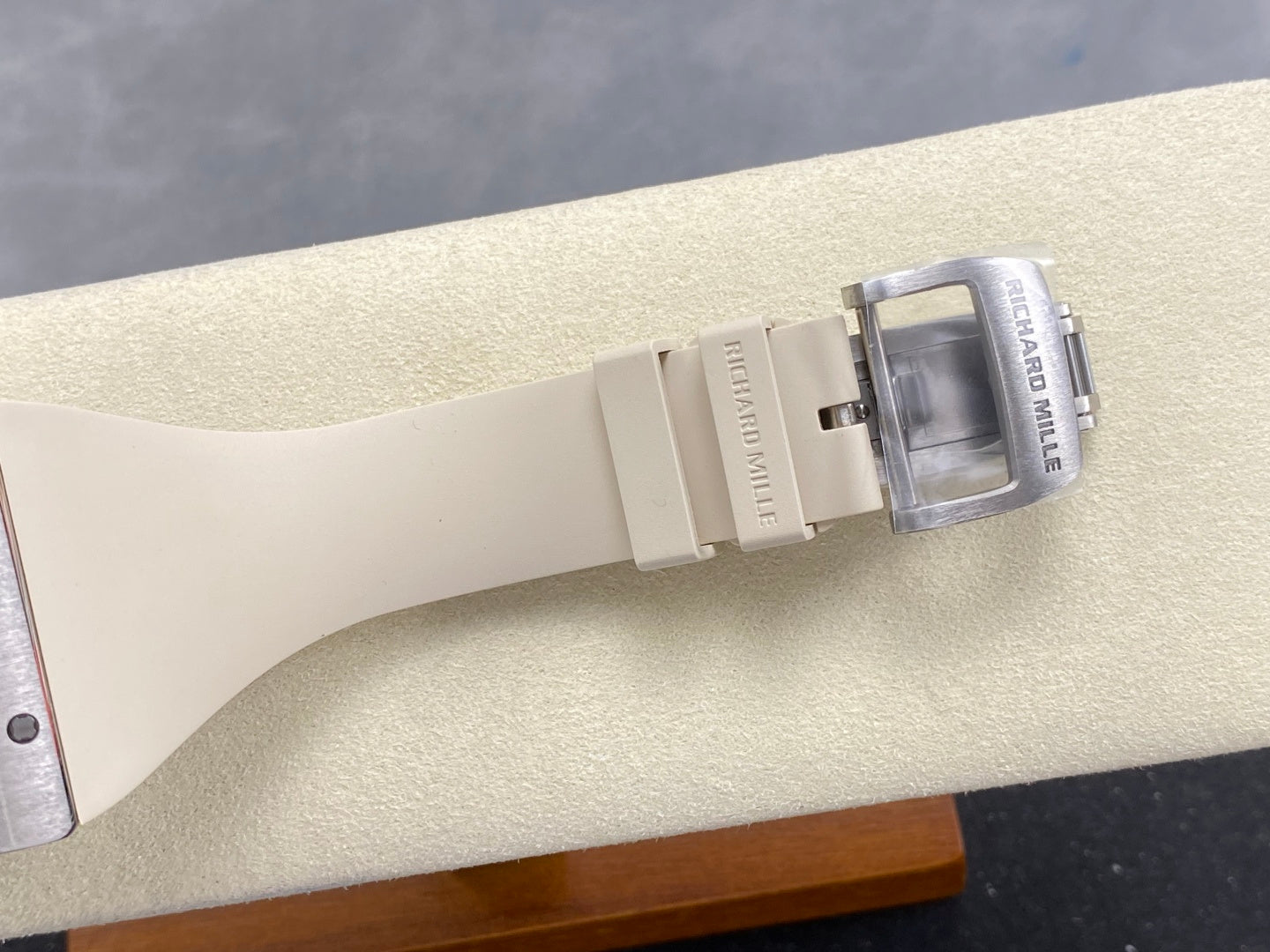 RM 16-02 Titanium x Ivory White