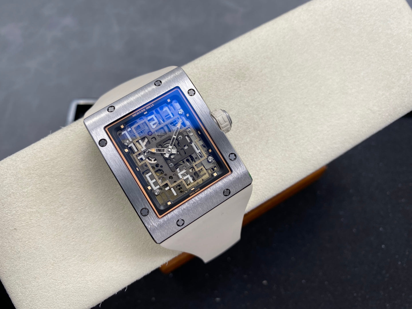 RM 16-02 Titanium x Ivory White