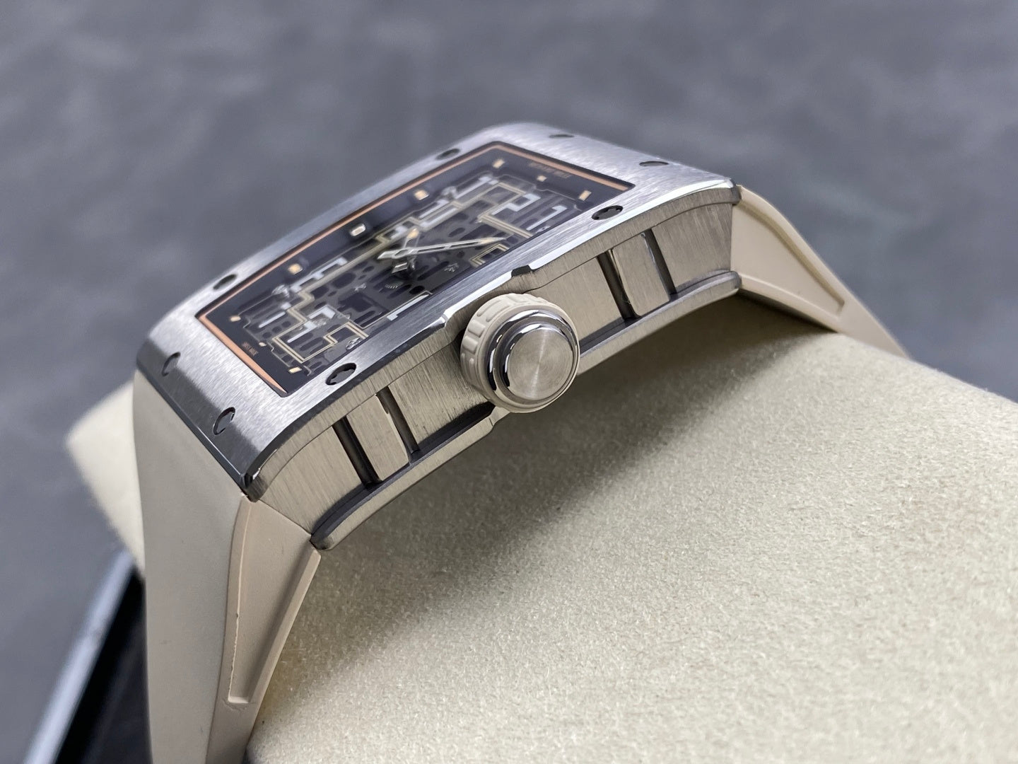 RM 16-02 Titanium x Ivory White