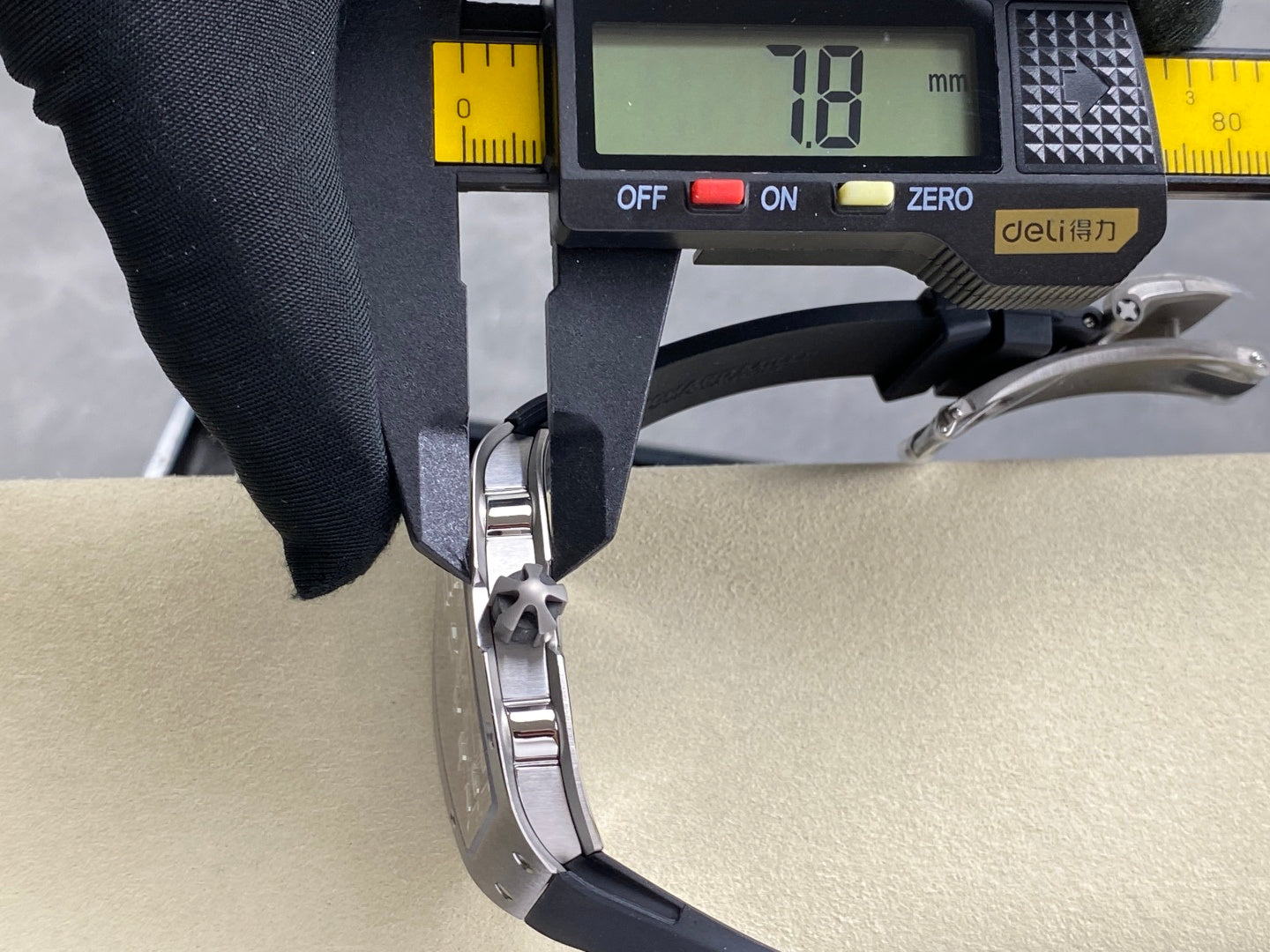 RM 67-01 Titanium x Black